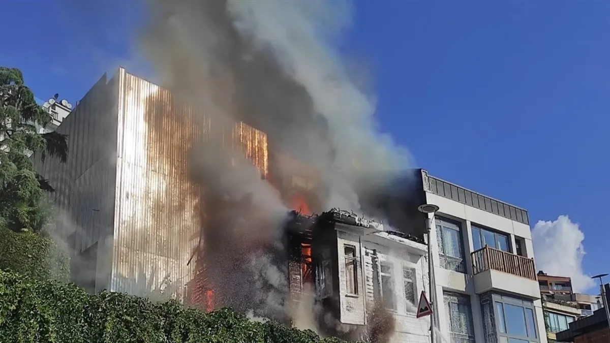 Beyoğlu’nda yangın: Tarihi ahşap bina çöktü!