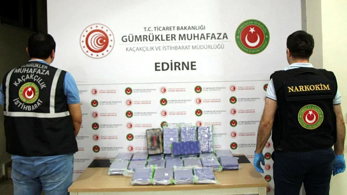 İzmir’de 6,1 ton kaçak tütün, Kapıkule’de 28 kilo kokain ele geçirildi