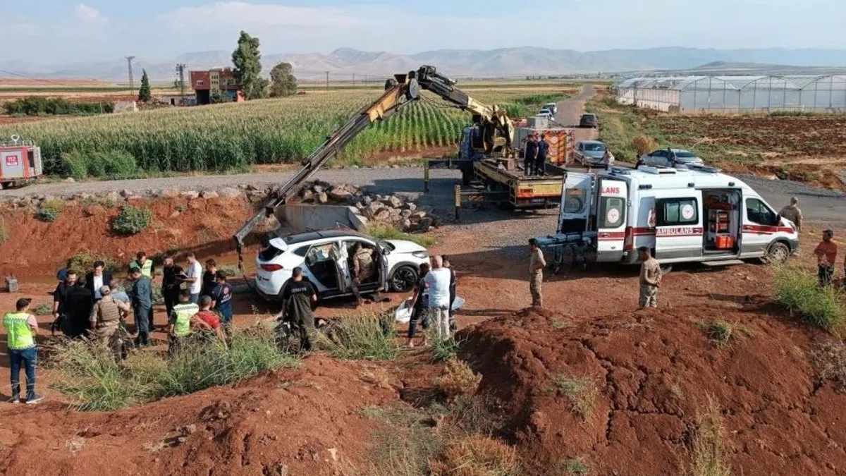 Mardin’de katliam gibi kaza: Kanala düşen otomobilde 3 kişi hayatını kaybetti