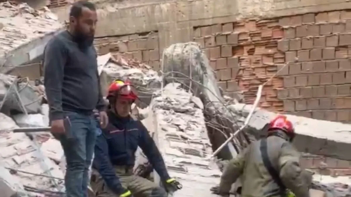 Güngören’de tadilat yapılan 3 katlı binada çökme: Enkaz altında kalan 2 kişiden 1’i kurtarıldı