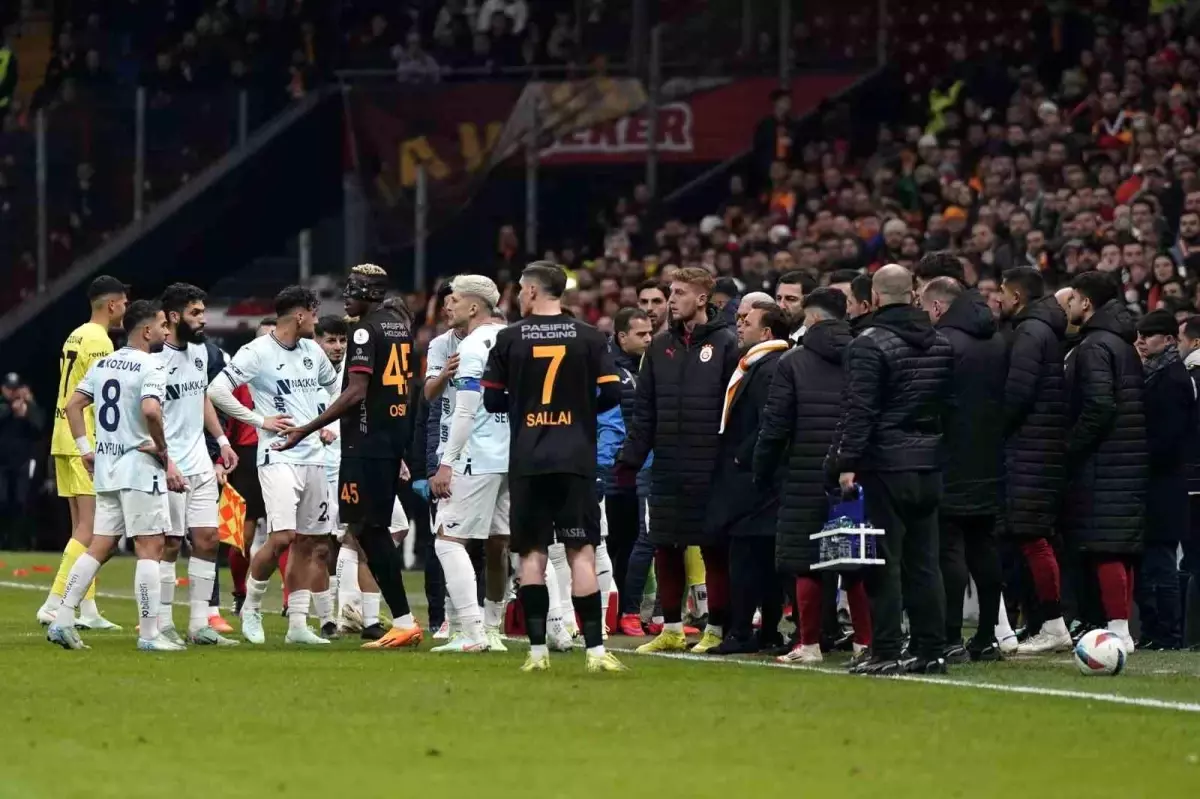 Adana Demirspor Maçta Sahadan Çekildi