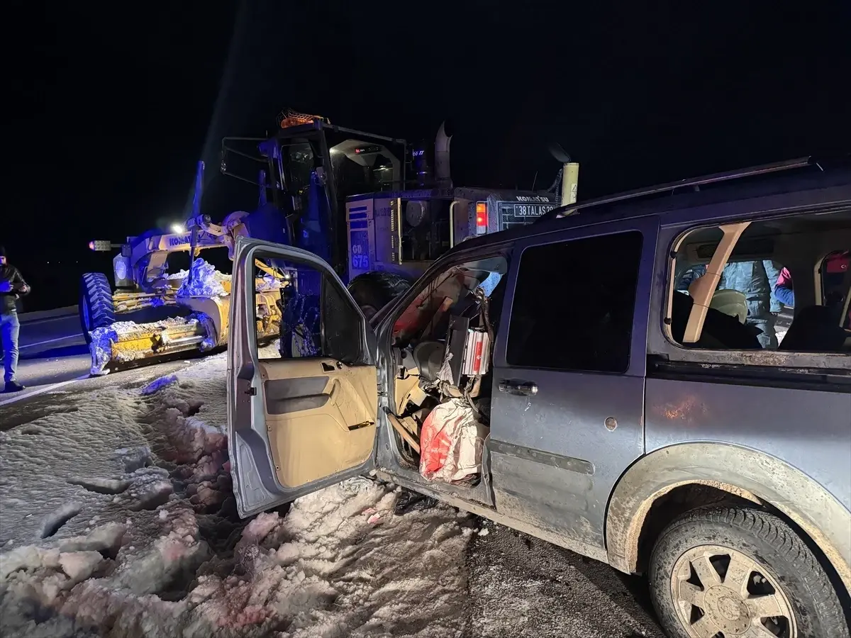 Kayseri’de Trafik Kazası: İki Kişi Ağır Yaralandı