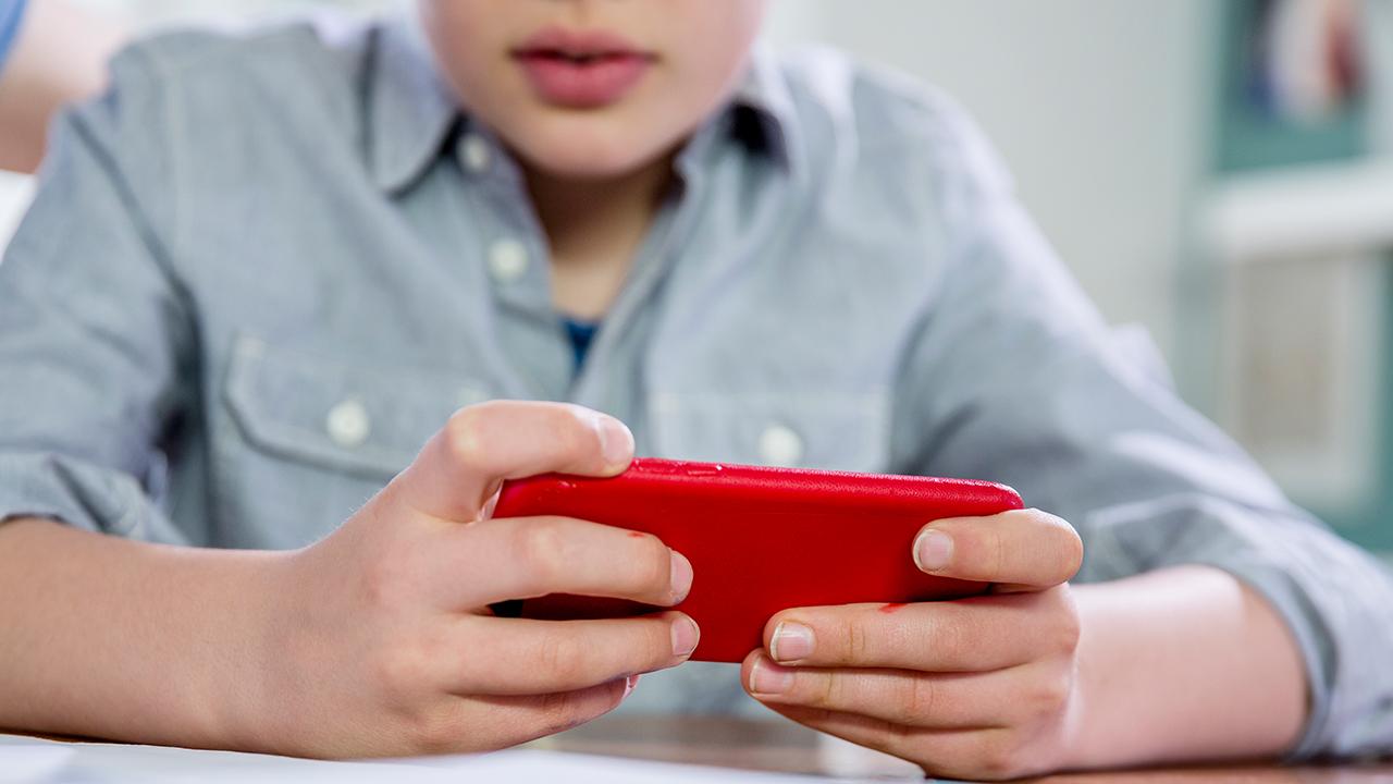 Almanya’da Hessen eyalet hükümeti, okullarda cep telefonu kullanımını yasaklamayı planlıyor