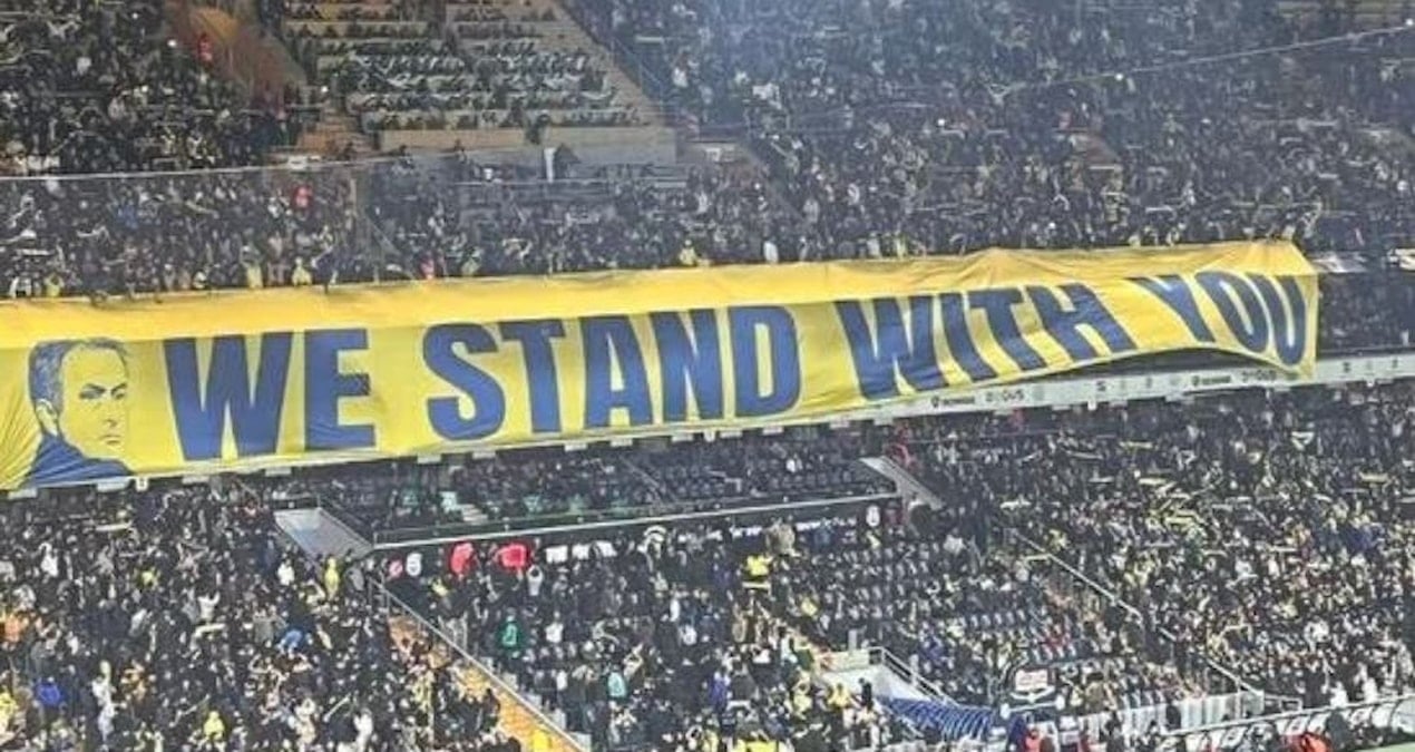 Fenerbahçe tribünlerinden Mourinho’ya özel pankart