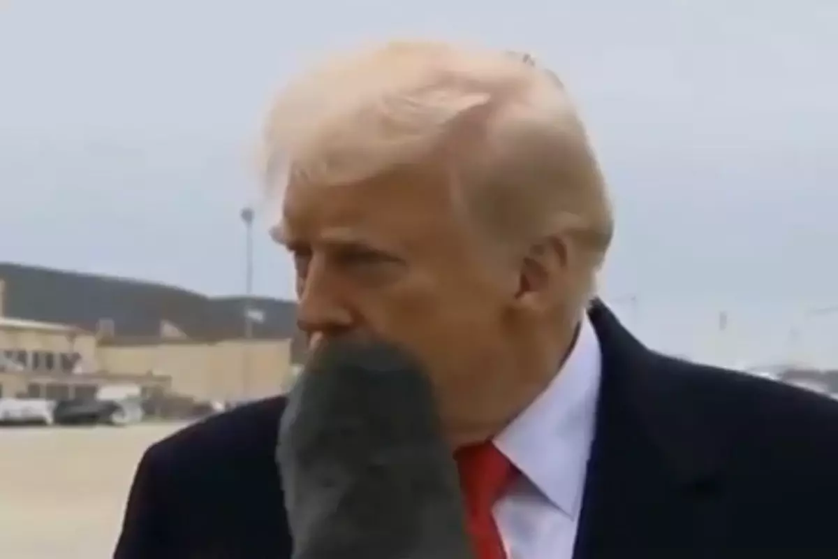 Trump’ın ağzına mikrofon çarptı! Önce durdu sonra muhabire ters ters baktı