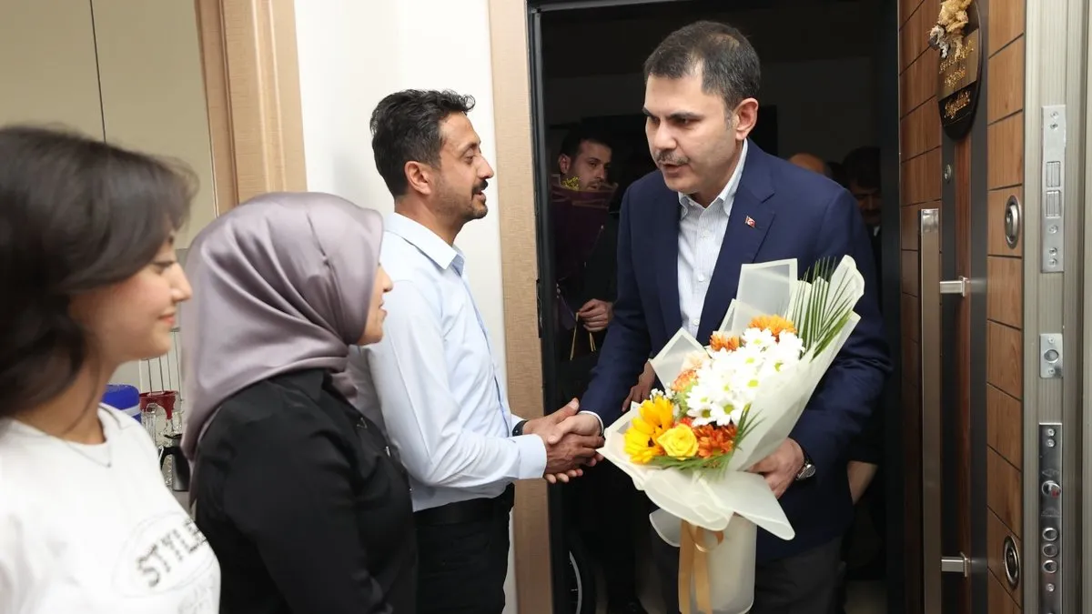 Bakan Kurum, yeni evlerine kavuşan Tıraş ailesini ziyaret etti: “Son inşaat bitene kadar yanınızdayız”