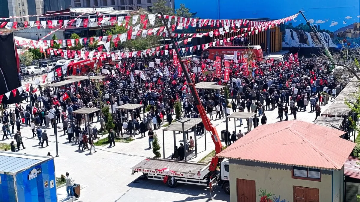 Özgür Özel’e Van’da büyük şok! Çevre illerden getirilenler de telafi edemedi